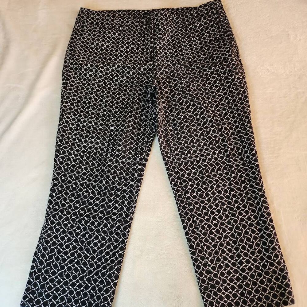 Hilary Radley Ankle Grazer Pants in a Black and White Generic Pattern Size 12